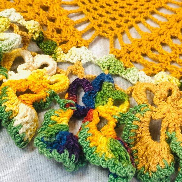 70s Golden Yellow Ombre Peacock Feather Tabletop Crochet Doily Vintage Linen - Picture 6 of 9